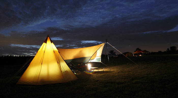 Camping-at-Night (Shutterstock, NOBUHIRO ASADA)
