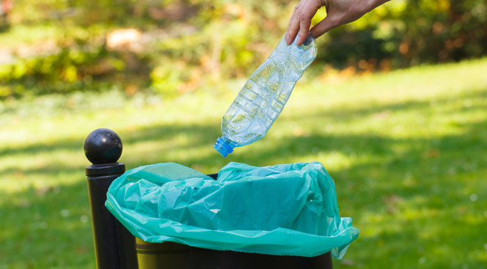 Throwing-away-litter (Shutterstock, ratmaner)