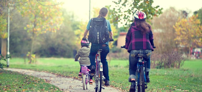 family-cycling (Shutterstock, Jazef Sowa)