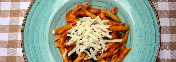 tomato-pasta-on-blue-plate (Shutterstock, S. Nedev)