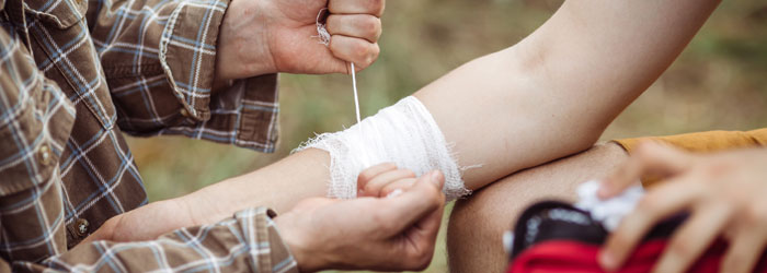 Using-a-first-aid-kit-while camping (Shutterstock, PRESSLAB)